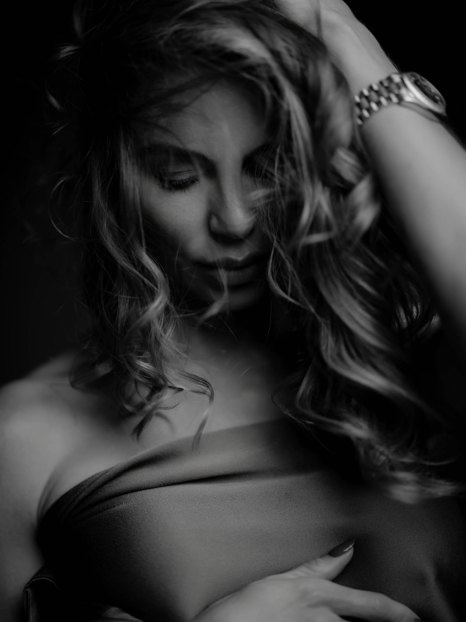 Black and white portrait of woman with defined features, representing facial rejuvenation